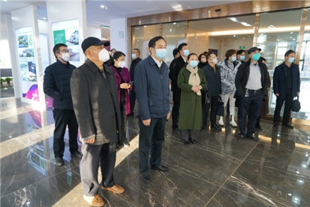 12月14日，張家界市政協(xié)黨組書(shū)記、主席歐陽(yáng)斌一行來(lái)到張家界高新區(qū)萬(wàn)眾實(shí)業(yè)集團(tuán)有限公司，宣講黨的二十大精神